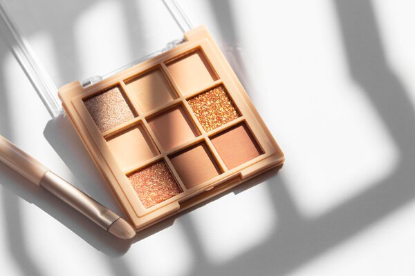 How OEM Eyeshadow Manufacturers Protect Your Brand from Beauty Risks